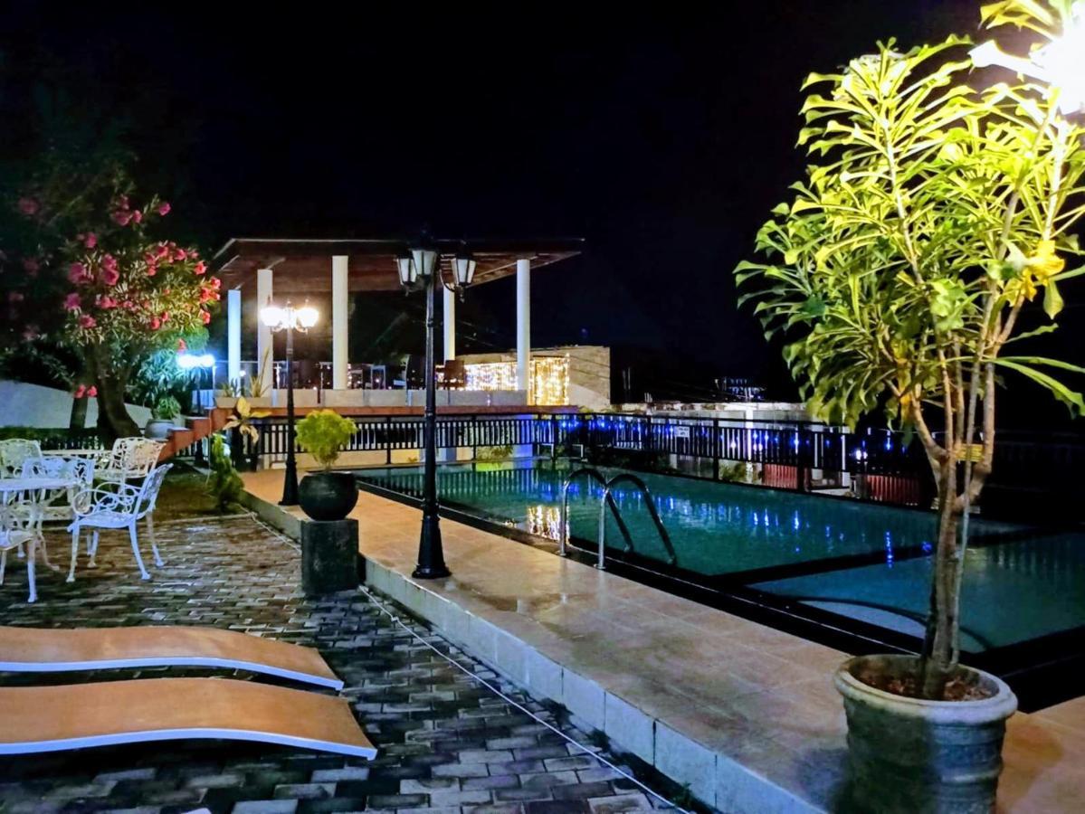 Queens Beach Hotel Тангале Екстериор снимка