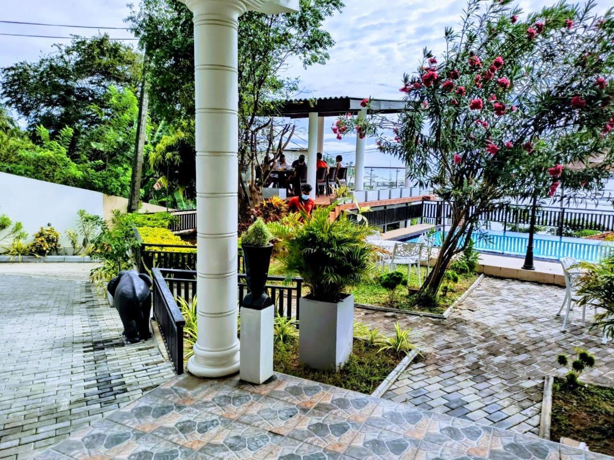 Queens Beach Hotel Тангале Екстериор снимка