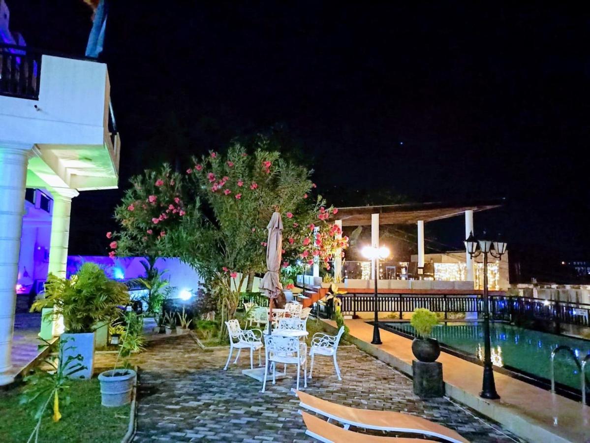 Queens Beach Hotel Тангале Екстериор снимка