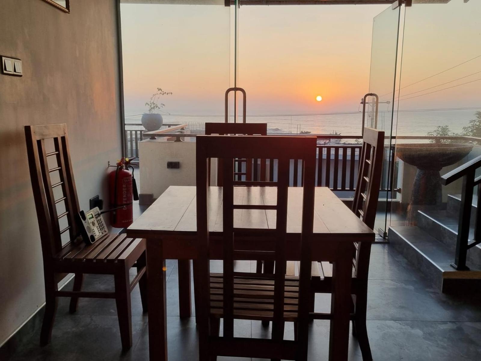 Queens Beach Hotel Тангале Екстериор снимка