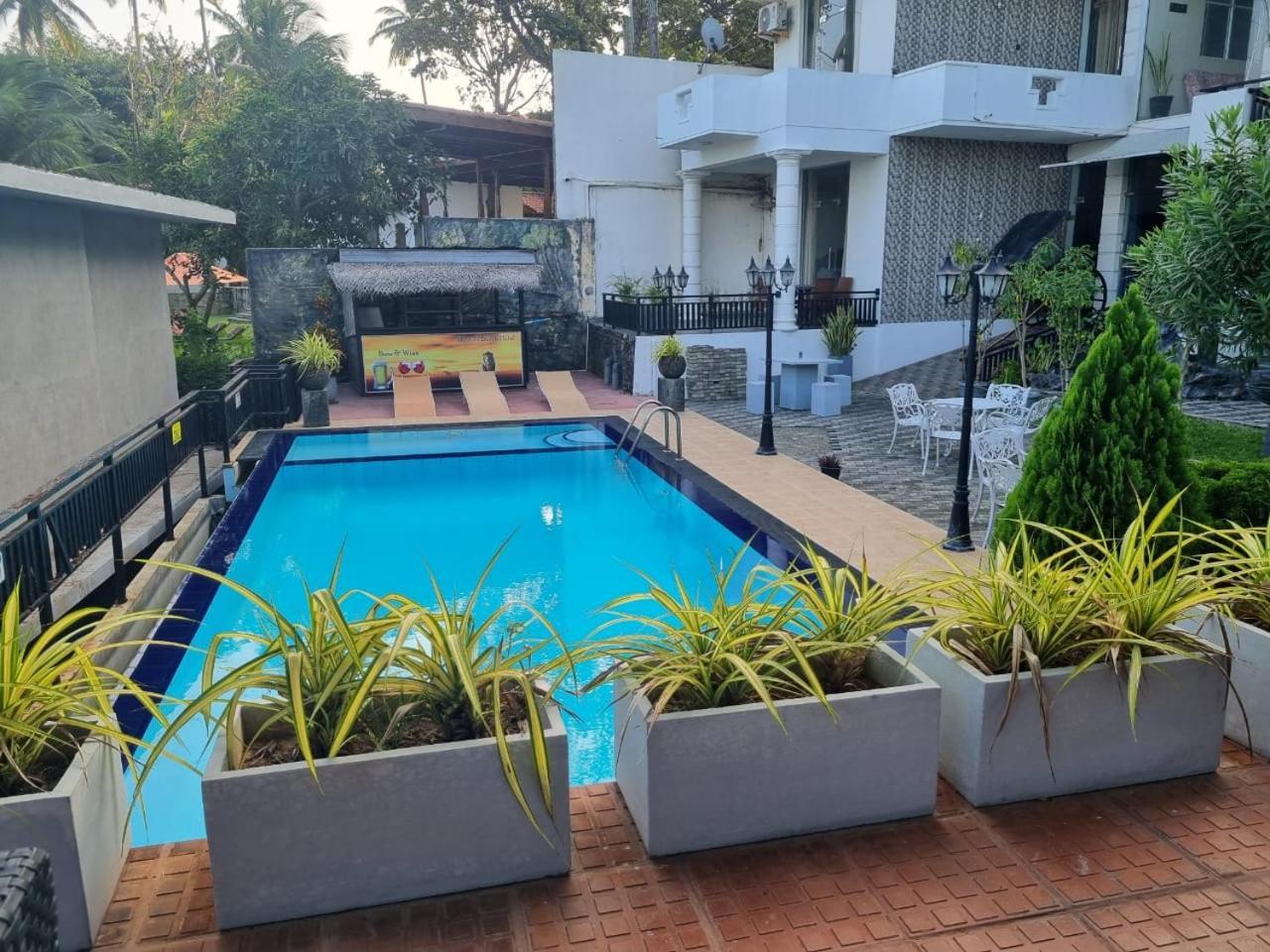 Queens Beach Hotel Тангале Екстериор снимка