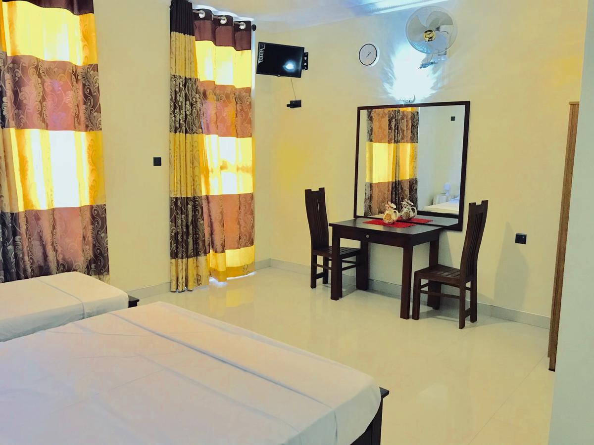Queens Beach Hotel Тангале Екстериор снимка