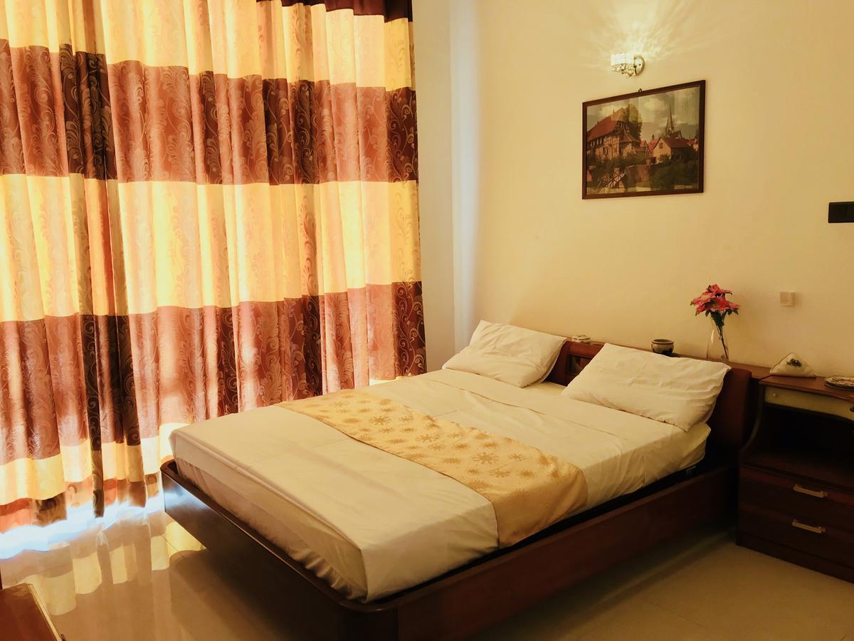 Queens Beach Hotel Тангале Екстериор снимка