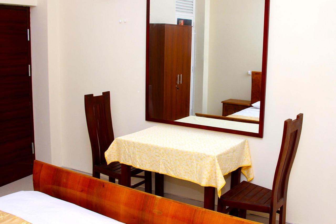 Queens Beach Hotel Тангале Екстериор снимка