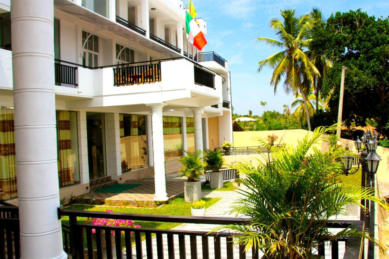 Queens Beach Hotel Тангале Екстериор снимка