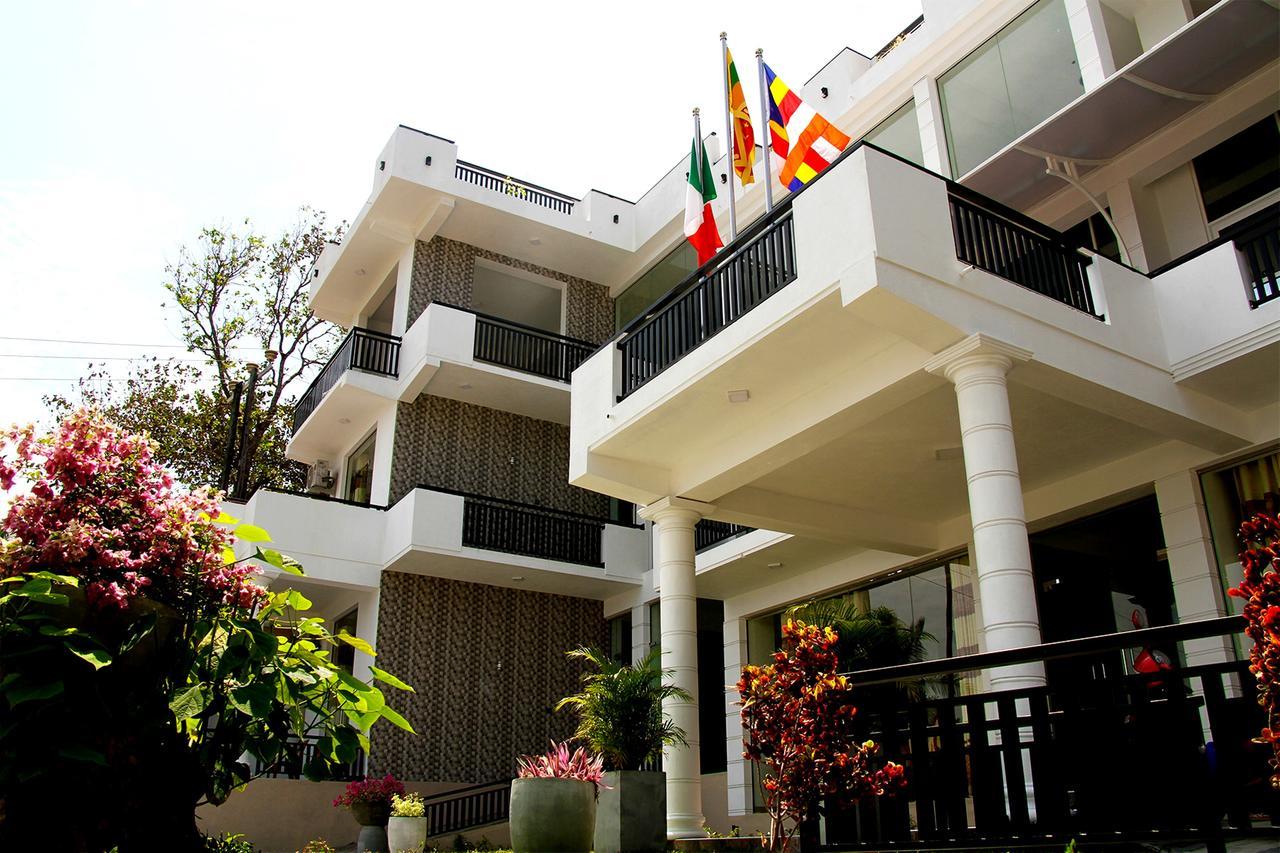 Queens Beach Hotel Тангале Екстериор снимка