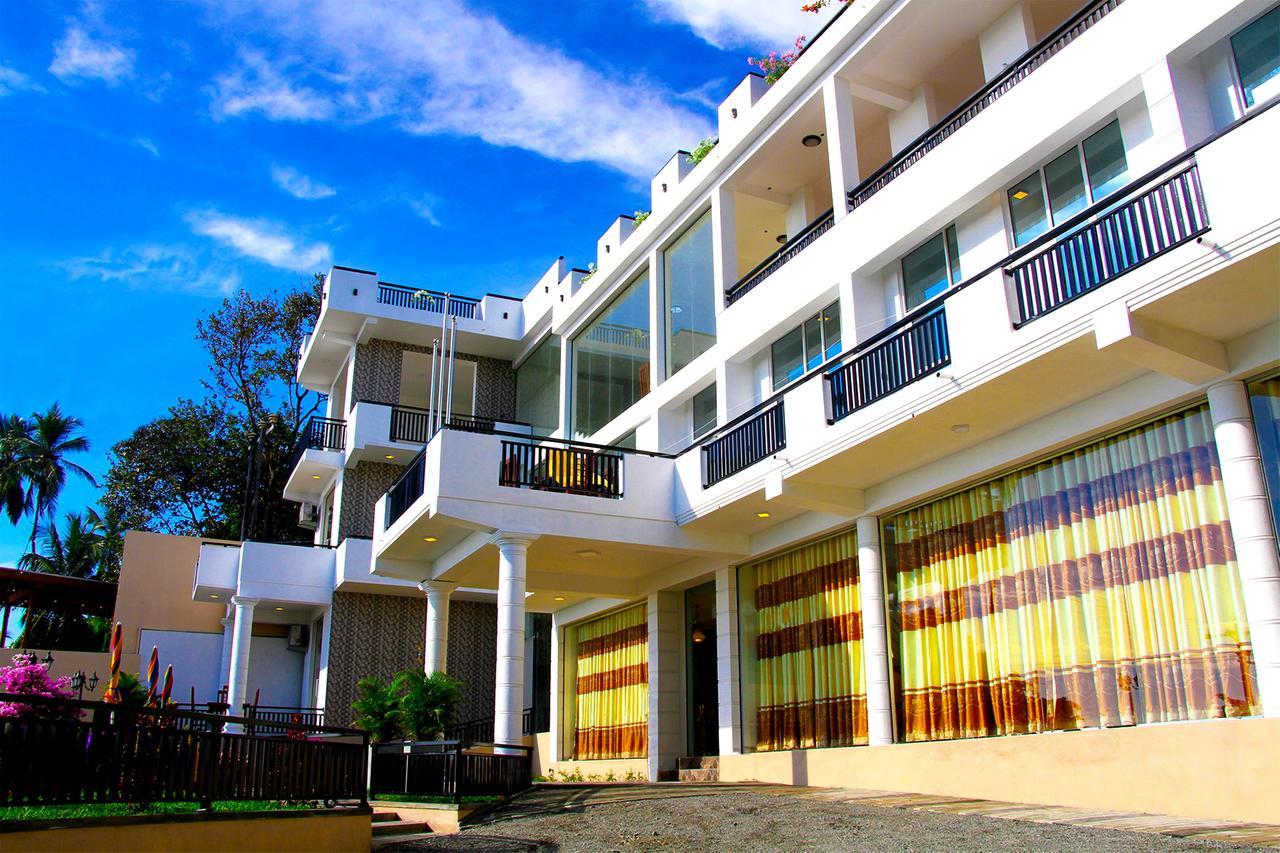 Queens Beach Hotel Тангале Екстериор снимка