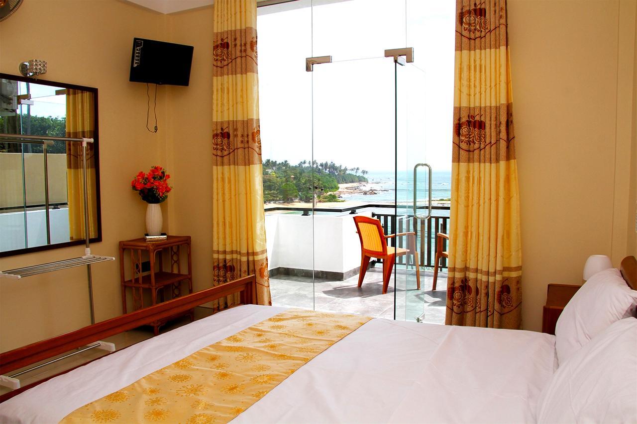 Queens Beach Hotel Тангале Екстериор снимка