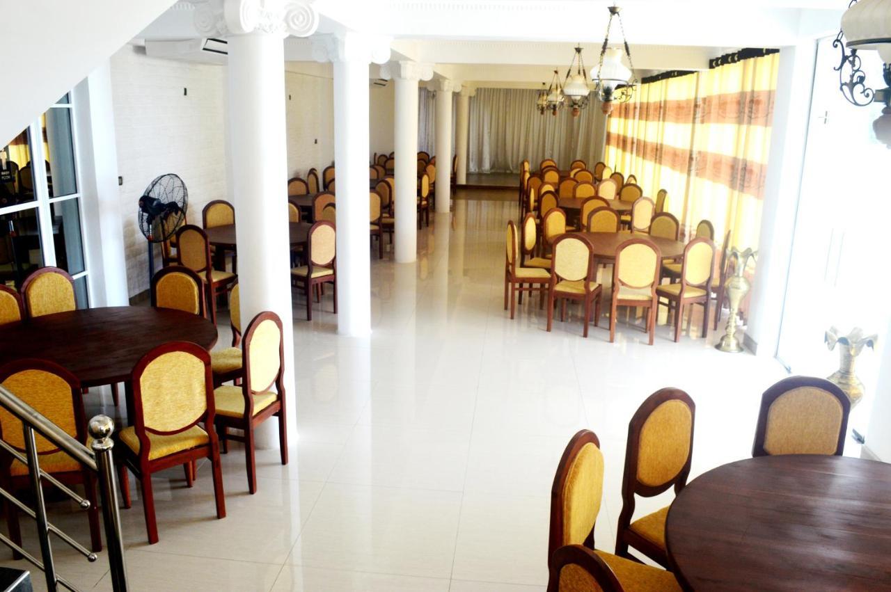 Queens Beach Hotel Тангале Екстериор снимка