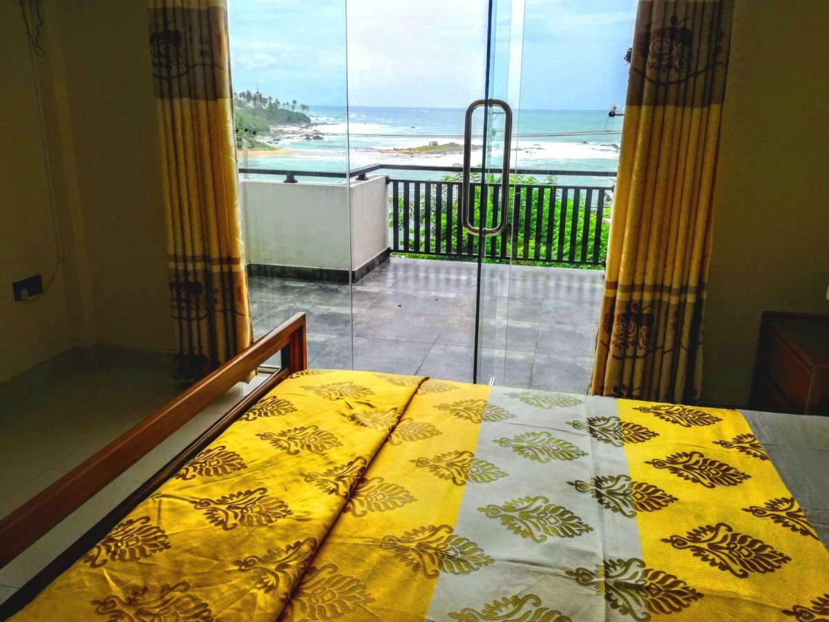 Queens Beach Hotel Тангале Екстериор снимка