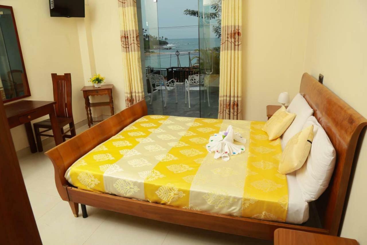 Queens Beach Hotel Тангале Екстериор снимка