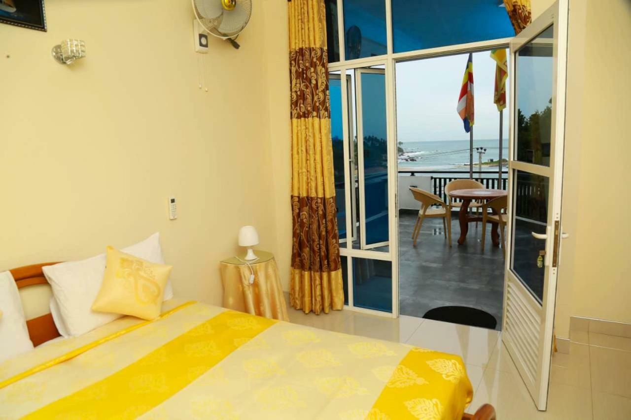 Queens Beach Hotel Тангале Екстериор снимка