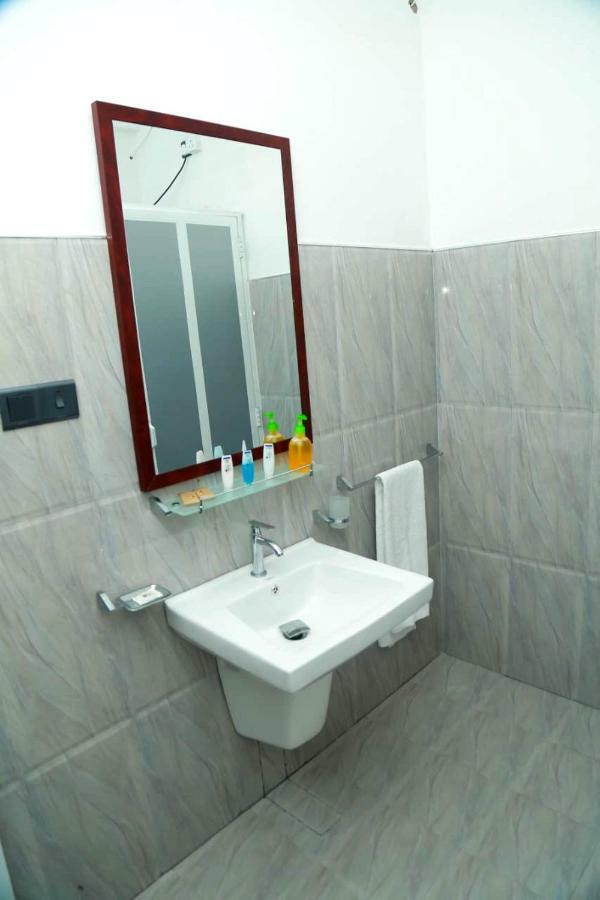 Queens Beach Hotel Тангале Екстериор снимка