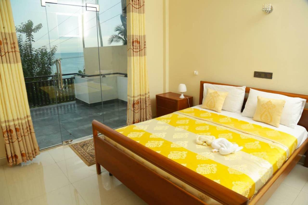Queens Beach Hotel Тангале Екстериор снимка