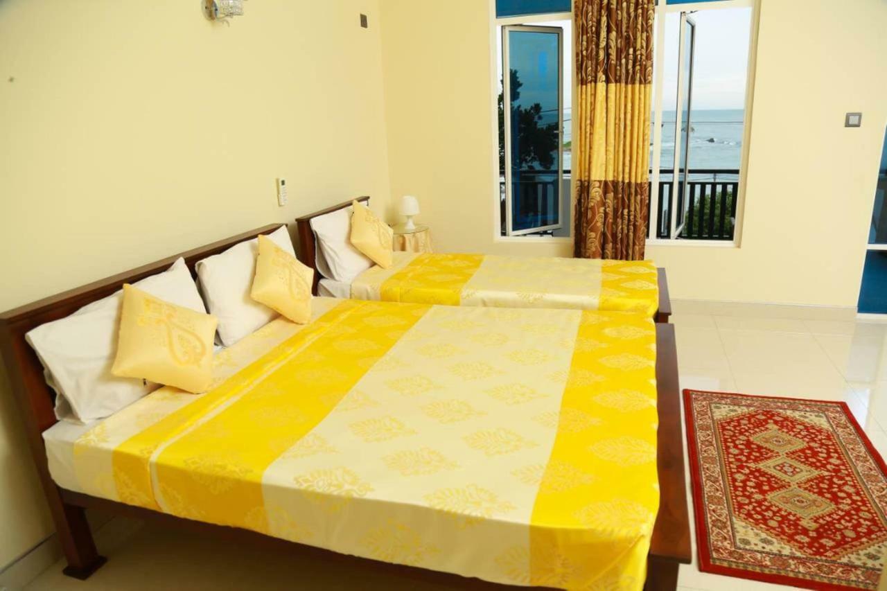 Queens Beach Hotel Тангале Екстериор снимка