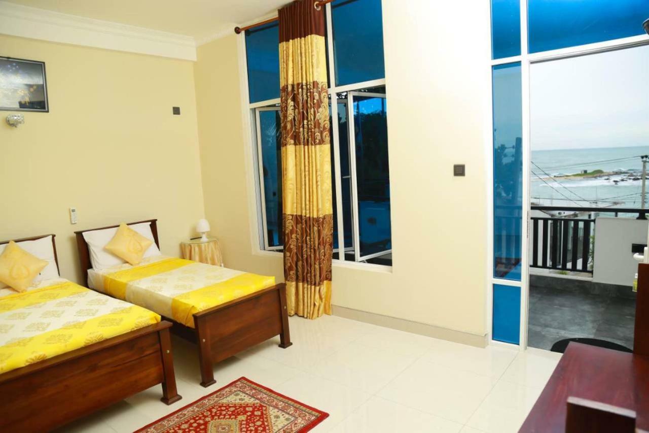 Queens Beach Hotel Тангале Екстериор снимка