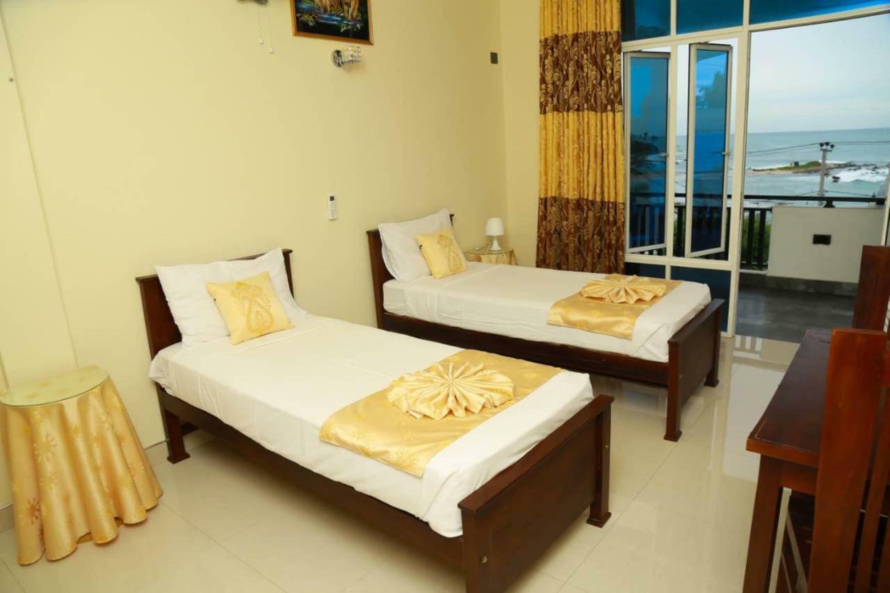 Queens Beach Hotel Тангале Екстериор снимка