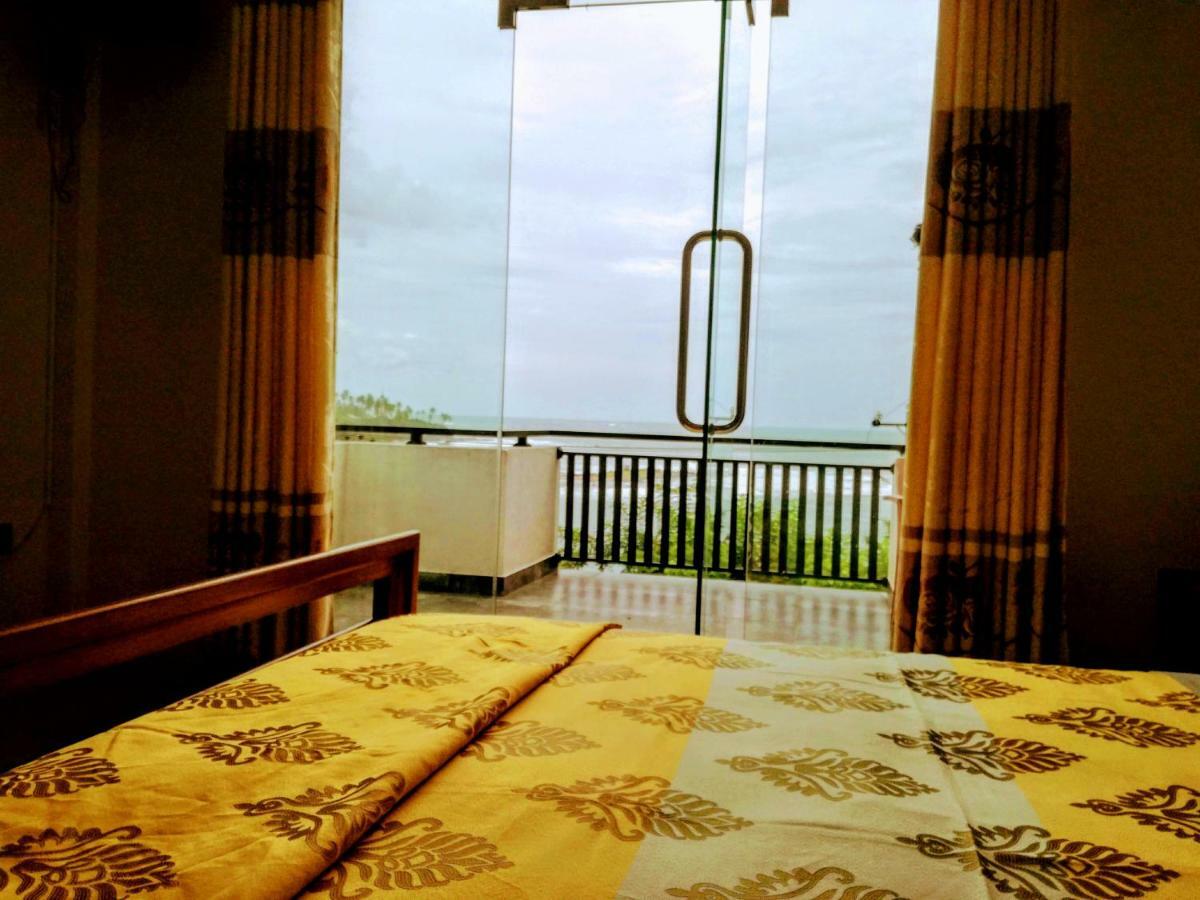 Queens Beach Hotel Тангале Екстериор снимка
